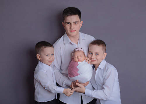 Позировка на розовом фоне